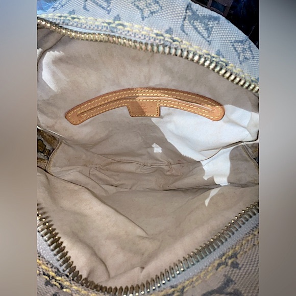 Louis Vuitton: Round Monogram LV Mini Crossbody Bag (seen on Ariana Grande) - Picture 13 of 17
